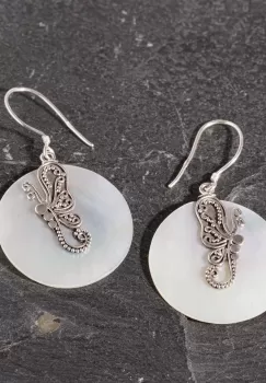 Cercei rotunzi cu scoica naturala si decoratiune fluture din argint 925 imagine