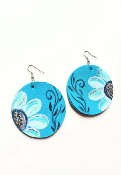 Cercei turcoaz handmade ,din piele naturala,pictati manual cu crizanteme ,unicat imagine