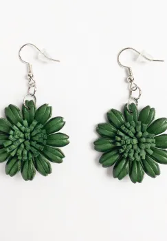 Cercei verde inchis din piele naturala cu forma de floare cu multe petale imagine