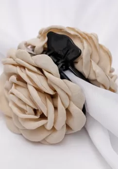 Clama medie cu flori textile, bej deschis imagine