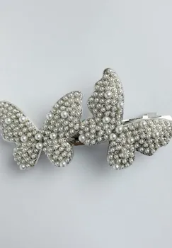 Clama medie metalica argintie cu doi fluturi acoperiti cu perle sintetice albe si fine imagine
