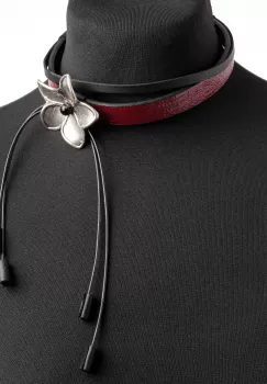Colier choker cu o floare argintata din zamac pe piele ecologica bordo imagine