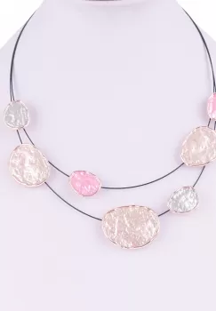 Colier cu doua fire metalice inegale si elemente ovale aurii cu roz imagine