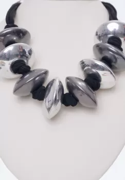 Colier cu elemente metalice argintii intercalate cu noduri imagine