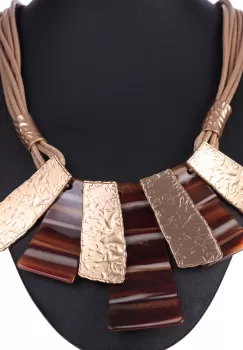 Colier cu elemente metalice aurii si placute cu maron si bej imagine