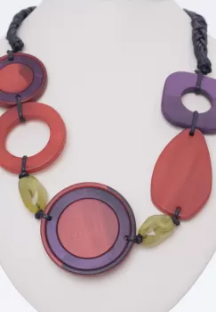 Colier cu elemente rotunde rosii si mov imagine