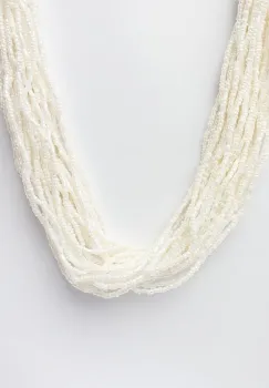 Colier cu multe siruri rasucite din margelute mici albe imagine