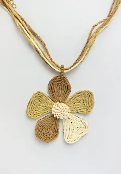 Colier cu multe siruri si floare pandant, in nuante de bej si camel imagine