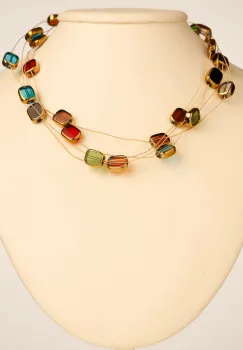 Colier delicat cu elemente multicolore si metalice pe fire fine aurii imagine