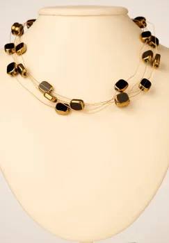 Colier delicat cu elemente negre si metalice pe fire fine aurii imagine