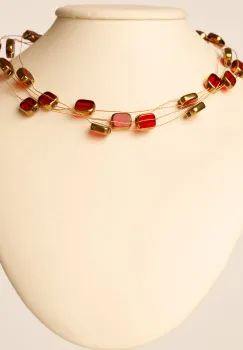 Colier delicat cu elemente rosii si metalice pe fire fine aurii imagine