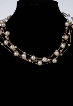 Colier delicat cu perlute fine pe fire fine aurii imagine