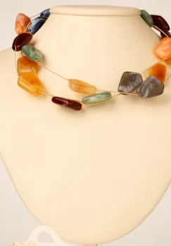 Colier delicat cu pietre colorate pe fire fine aurii imagine