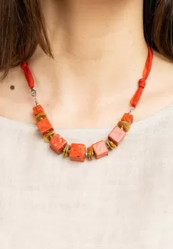 Colier din cuburi de coral rosu cu placute de cupru placat cu aur inserate imagine