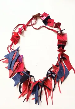 Colier lucrat manual  din piele naturala,in nuante de rosu ,corai ,bleumarin imagine