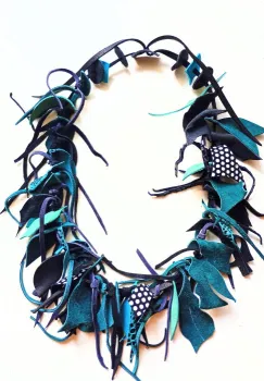 Colier lucrat manual  din piele naturala,in nuante de turcoaz, verde smarald ,unicat - imagine