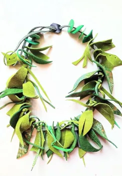 Colier lucrat manual  din piele naturala,in nuante de verde ,unicat imagine