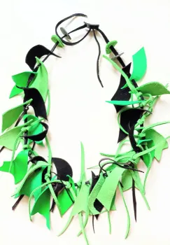 Colier lucrat manual  din piele naturala,in nuante de verde,unicat imagine