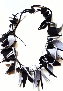 Colier lucrat manual  din piele naturala,in nuante negru ,bleu imagine