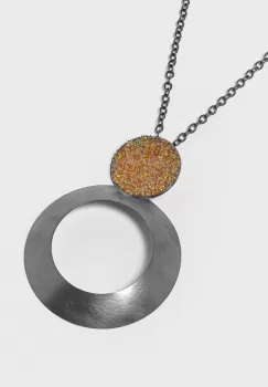 Colier lung cu pandat forme circulare armonioase si cristale, din alama placata cu gun metal imagine