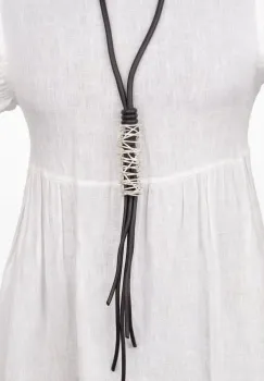 Colier lung din silicon negru cu pandant cu aspect sculptural din metal argintiu imagine