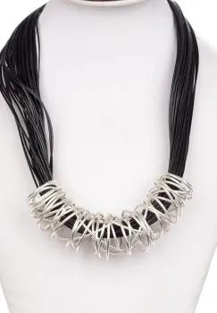 Colier modern, scurt, din fire negre cu pandant cu aspect sculptural din metal argintiu imagine