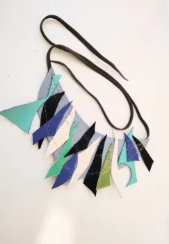 Colier multicolor asimetric ,realizat din piele naturala imagine