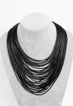 Colier negru cu multe siruri inegale imagine