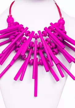 Colier reglabil cu elemente lungi si inegale din lemn fucsia imagine