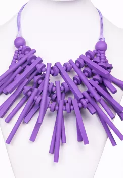 Colier reglabil cu elemente lungi si inegale din lemn mov imagine