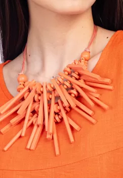 Colier reglabil cu elemente lungi si inegale din lemn roz somon imagine