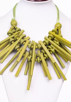 Colier reglabil cu elemente lungi si inegale din lemn verde olive imagine