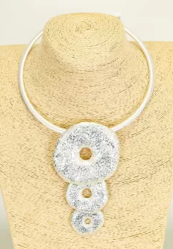 Colier rigid cu 3 cercuri din metal argintiu cu aspect de lovitura de ciocan imagine