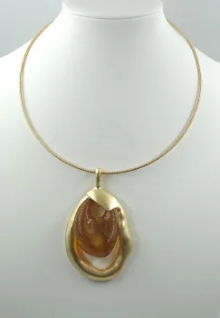 Colier semirigid auriu cu pandant antichizat si piatra din chihlimbar sintetic imagine