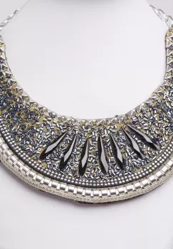 Colier semirigid cu aplicatii de metal argintii si paiete negre si gri imagine