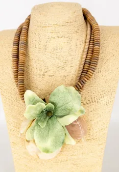 Colier statement bej cu floare verde menta in trei siruri ,   stil italian imagine