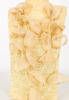 Colier statement bej cu petale textile de mac 3D din organza - design artistic italian imagine