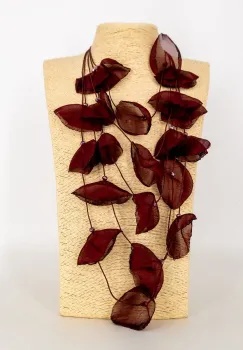 Colier statement bordo cu petale textile de mac 3D din organza - design artistic italian imagine
