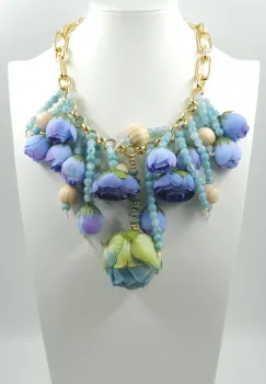 Colier statement cu flori decorative 3D in nuante pastelate de albastru si lila ,   design artistic imagine