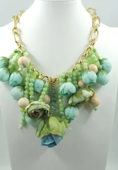 Colier statement cu flori decorative 3D in nuante pastelate de verde menta ,   design artistic imagine