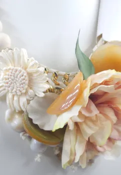 Colier statement cu flori decorative 3D si elemente pastelate bej ,   design artistic imagine