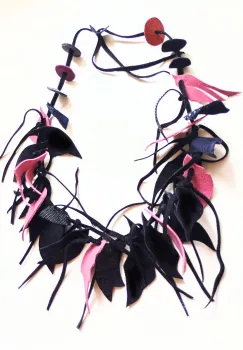 Colier unicat multicolor din piele naturala,nuante negru de efect,roz pudra imagine