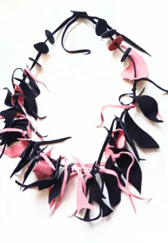 Colier unicat multicolor din piele naturala,nuante negru ,somon imagine