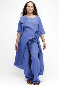 Compleu cu flori aplicate din in, cu bluza tunica mai lunga in spate si pantaloni, albastru lavanda imagine