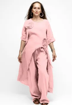 Compleu cu flori aplicate din in, cu bluza tunica mai lunga in spate si pantaloni, roz prafuit imagine