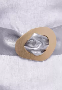 Curea argintie din piele naturala cu latime de 8 cm, catarama aurie neregulata imagine