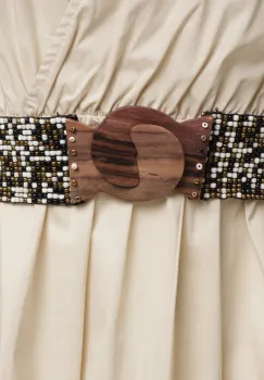 Curea elastica cu margelute din sticla alba, neagra si aurie, catarama din lemn natural imagine