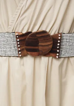 Curea elastica cu margelute din sticla alba si catarama din lemn natural imagine