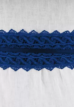 Curea lata de 10 cm petrecuta cu aplicatie din broderie textila, albastru electric imagine