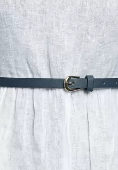 Curea subtire bleumarin de 1 cm, din piele ecologica cu catarama metalica argintie rotunjita imagine